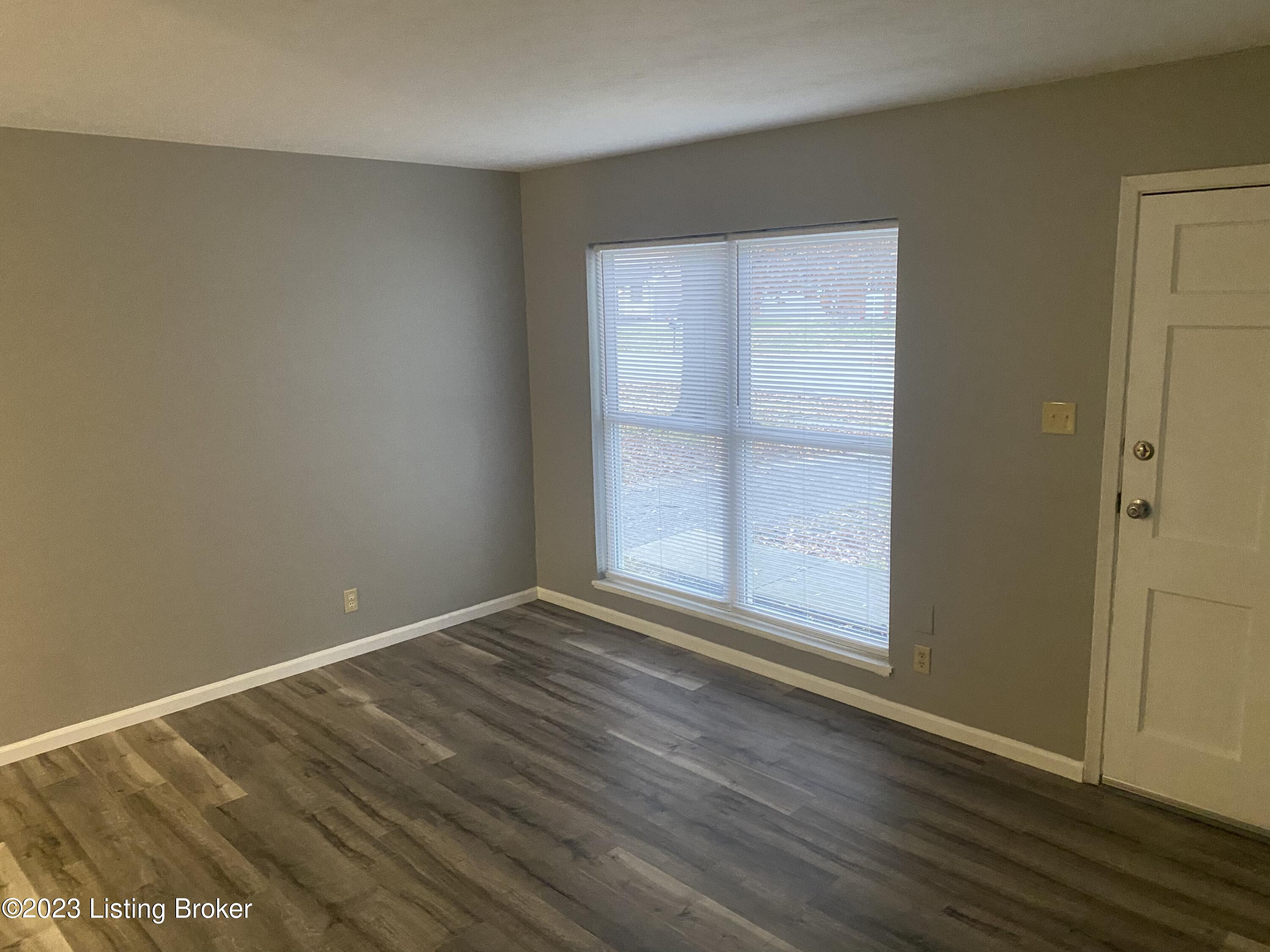 5208 Robinwood Road Louisville, KY 40218 - Photo 2 of 18 C21CBFBF-003A-4965-8AA5-A7C8AB9BD80C