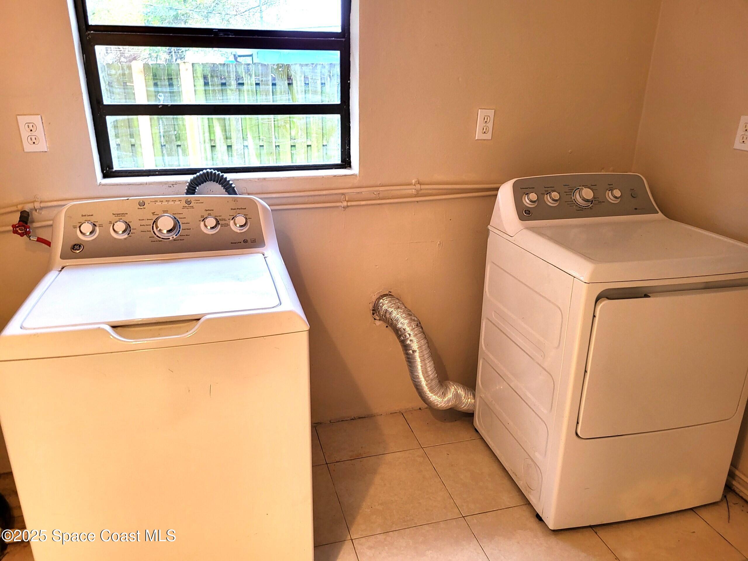 2351 Shenandoah Road Palm Bay, FL 32905 - Photo 19 of 28 a utility room with dryer and washer