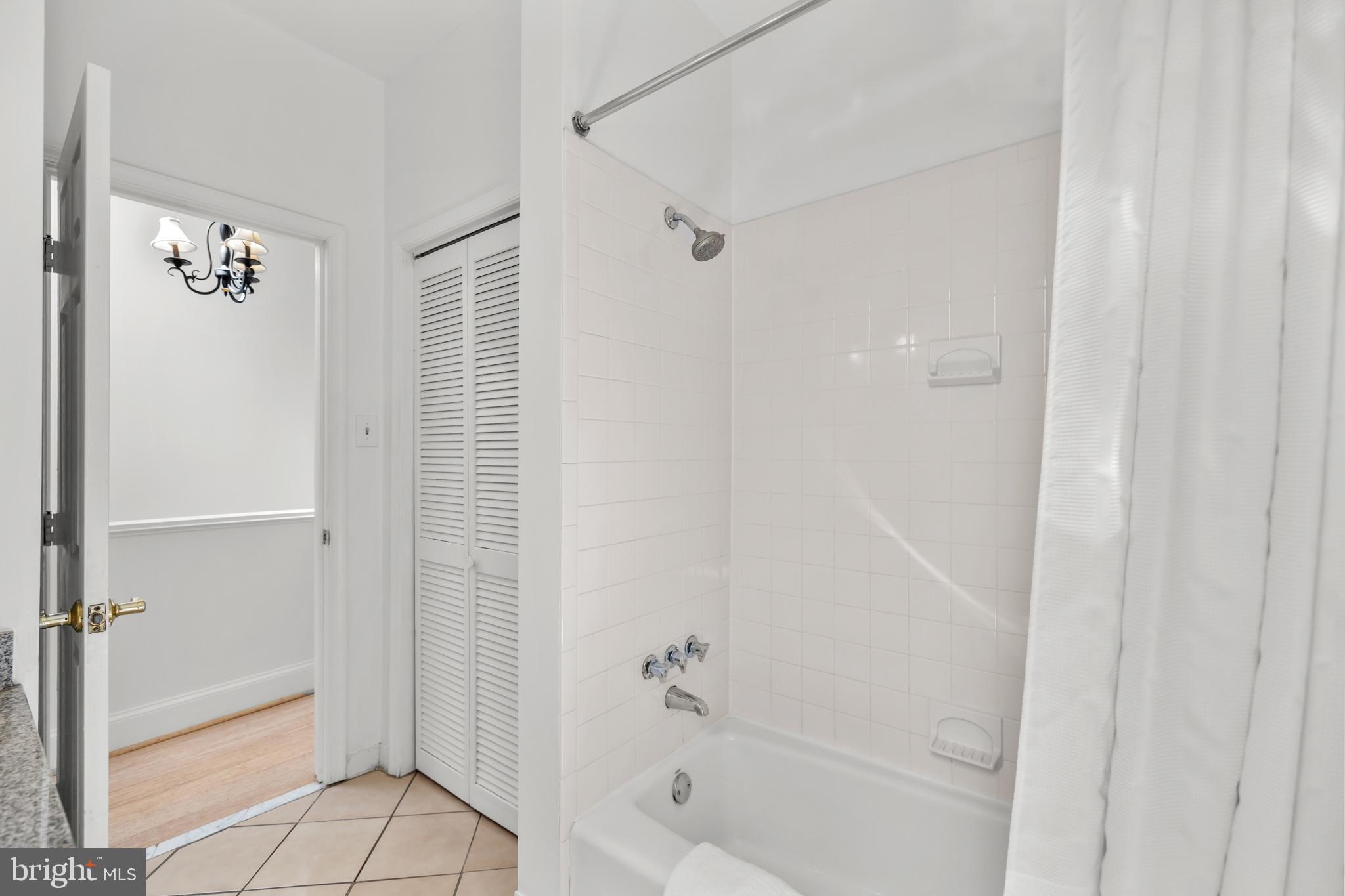 661 F Street Northeast Washington, DC 20002 - Photo 48 of 64 a bathroom with a bathtub