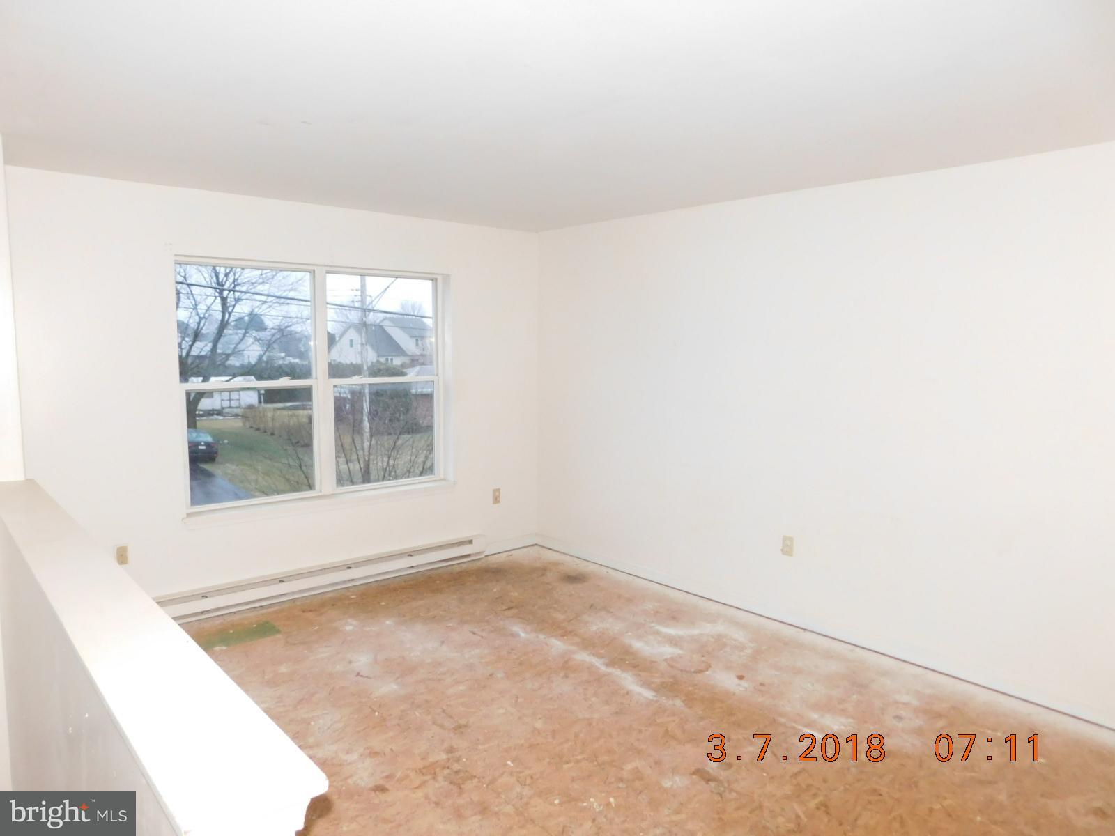 995 Weavertown Road Lebanon, PA 17046 - Photo 2 of 16 Living Room