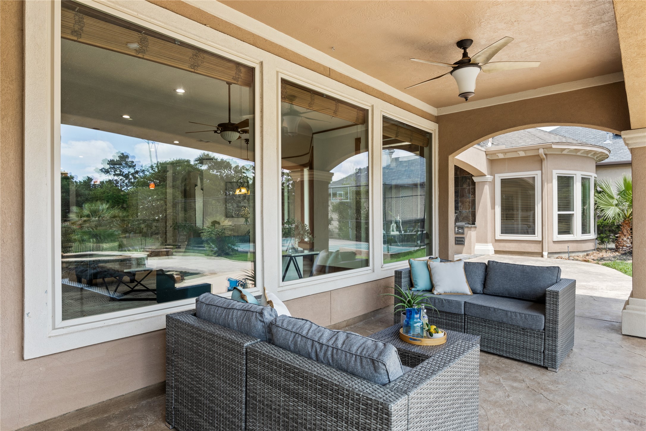 6623 Green Gable Manor Spring, TX 77389 - Photo 24 of 27 a living room with furniture and a large window