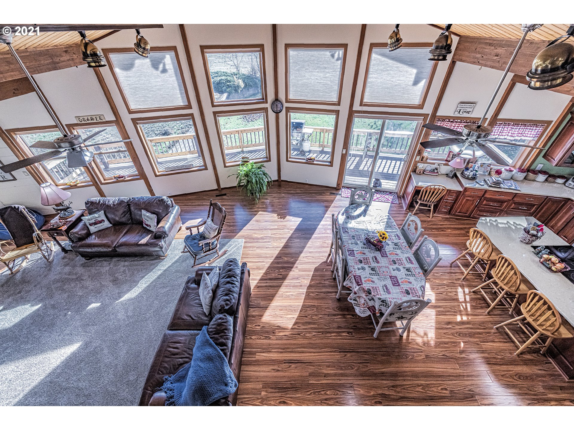 81876 Gerking Flat Road Athena, OR 97813 - Photo 11 of 30 a living room with furniture