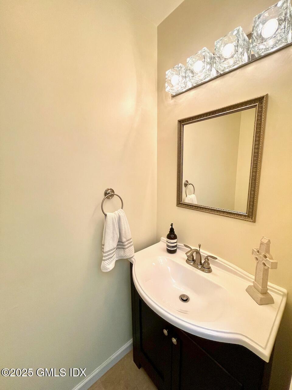 100 Strickland Road, Unit 6 Cos Cob, CT 06807 - Photo 13 of 28 Powder room