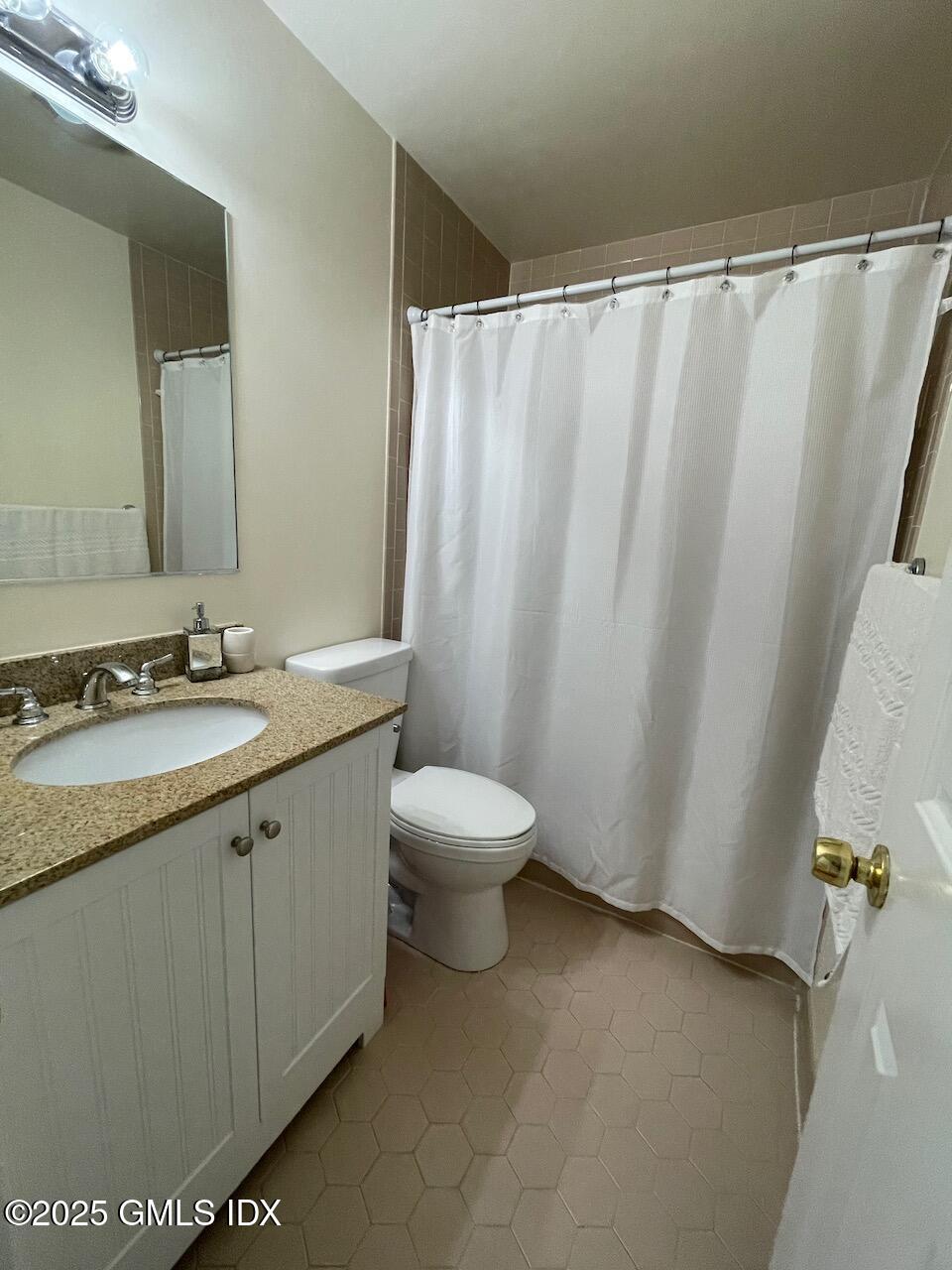 100 Strickland Road, Unit 6 Cos Cob, CT 06807 - Photo 17 of 28 Hall bath