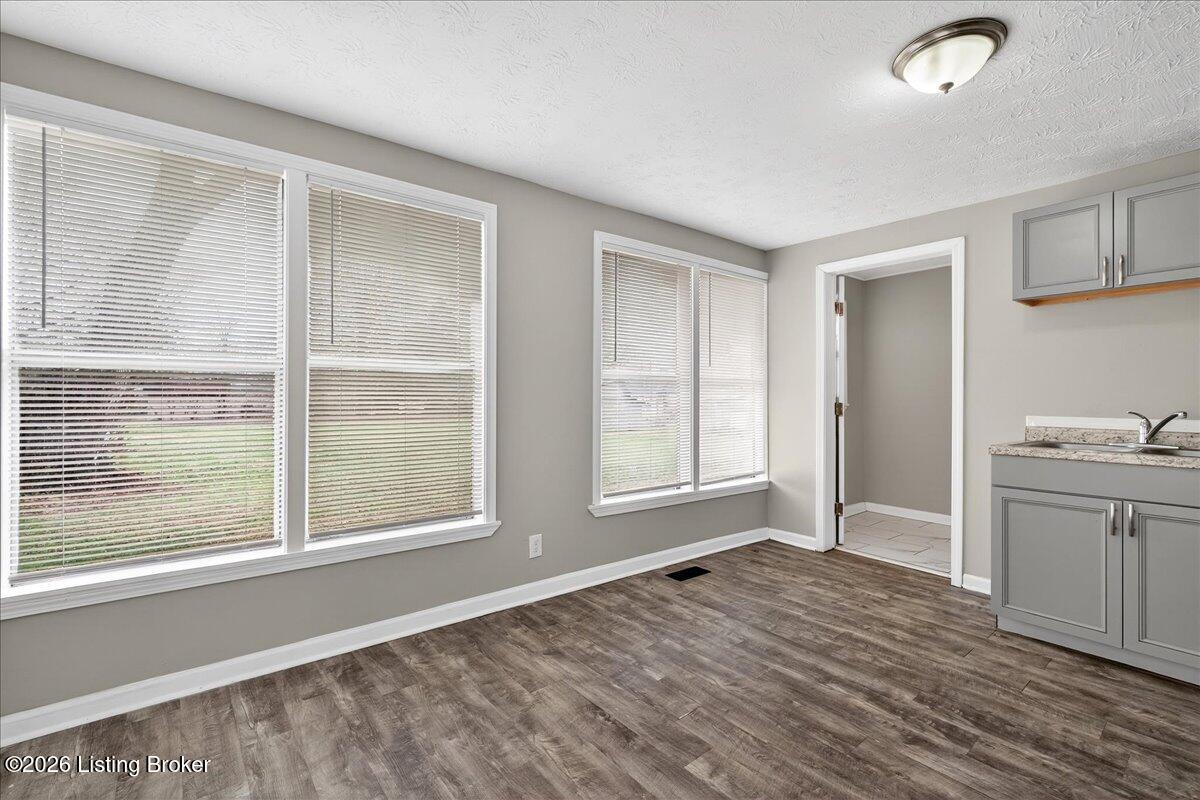 4313 Dover Road Louisville, KY 40216 - Photo 15 of 31 05-A7400869