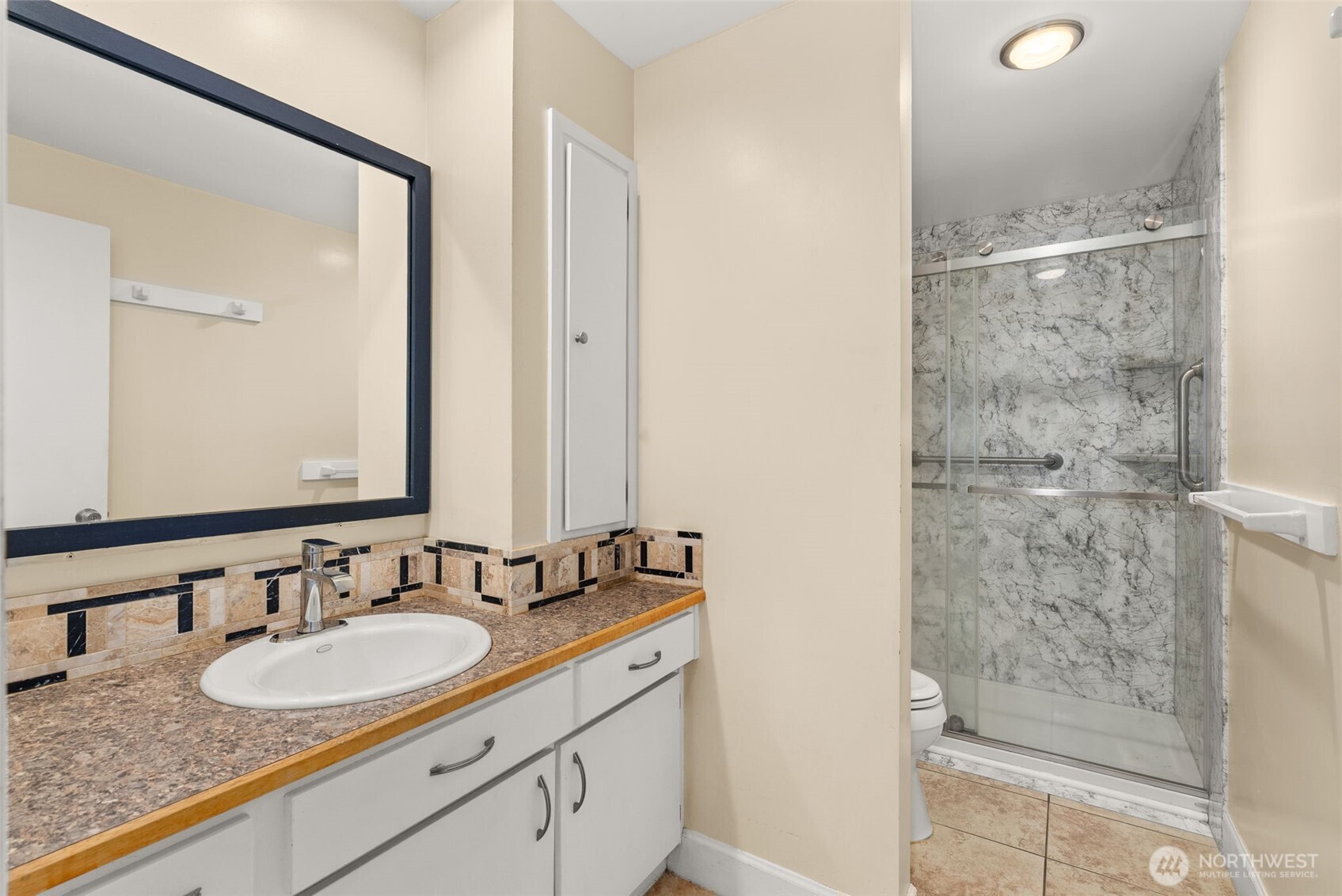 360 Byrd Street Centralia, WA 98531 - Photo 25 of 38 a bathroom with a granite countertop sink and a mirror
