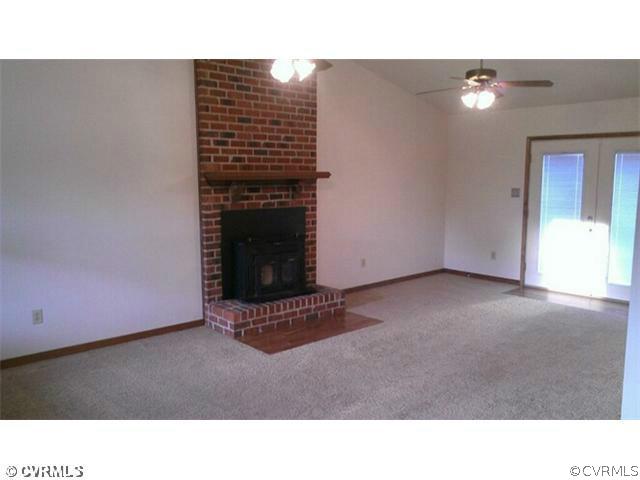 359 Poplar Road Aylett, VA 23009 - Photo 8 of 13 Den/Family/Great Room - Entertaining in this SPACI