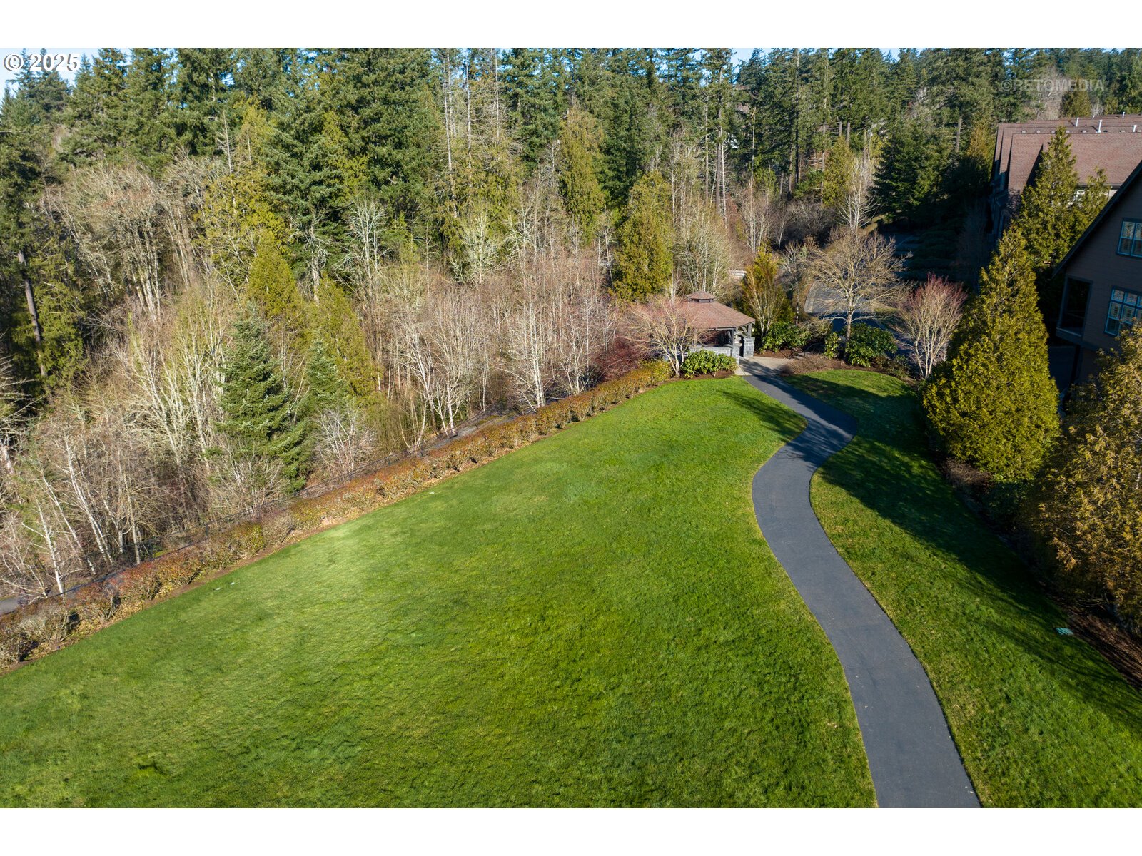 10225 Southwest Taylor Street Portland, OR 97225 - Photo 38 of 43 a view of a city with lush green forest
