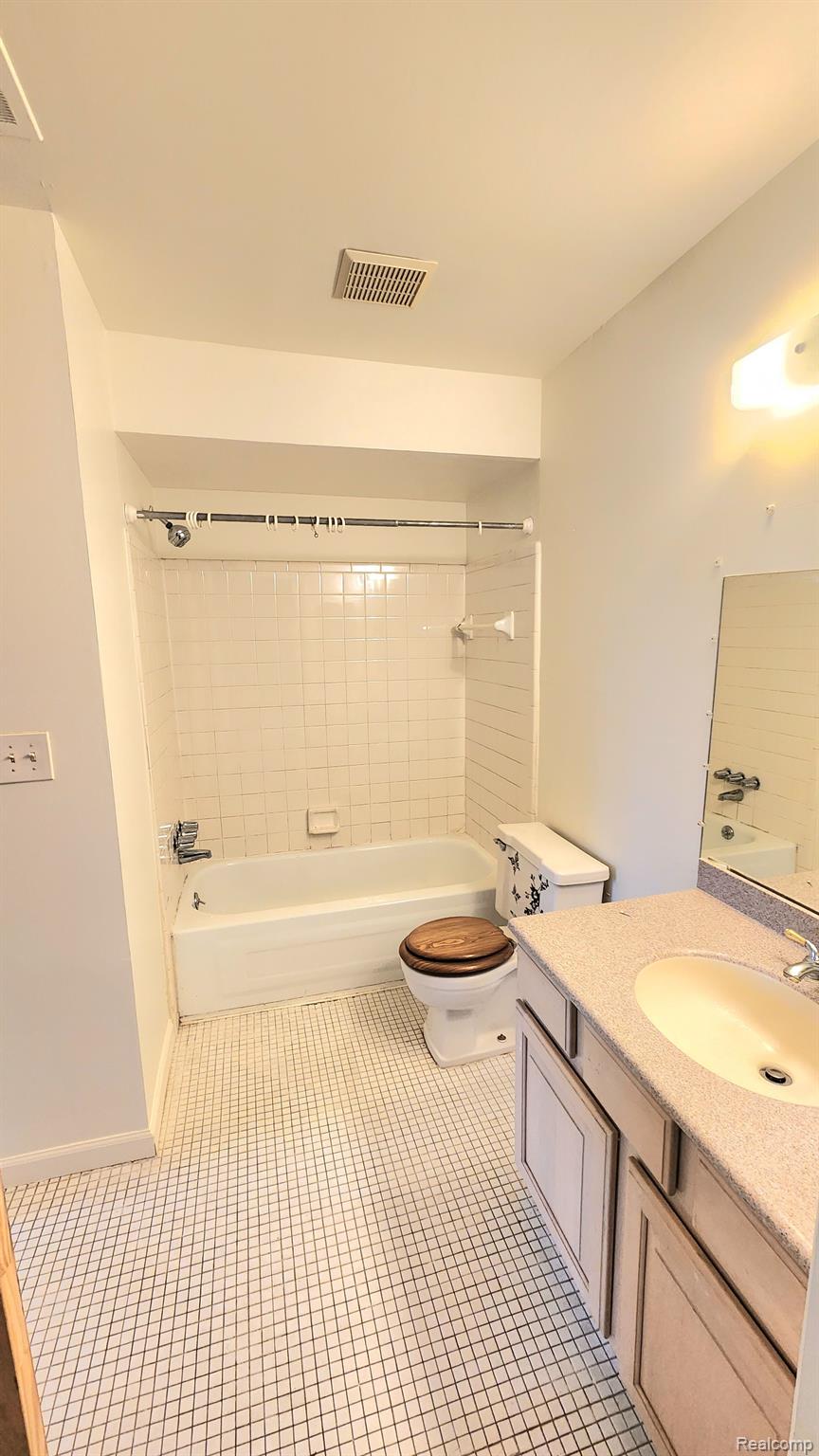4973 East 10 Mile Road, Unit 10 Warren, MI 48091 - Photo 8 of 9 Bathroom