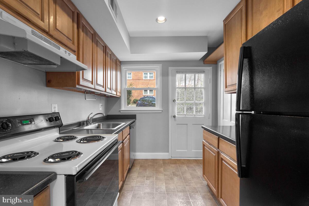 8603 Geren Road, Unit 257 Silver Spring, MD 20901 - Photo 14 of 36 Kitchen w/2nd Door to front Walkway
