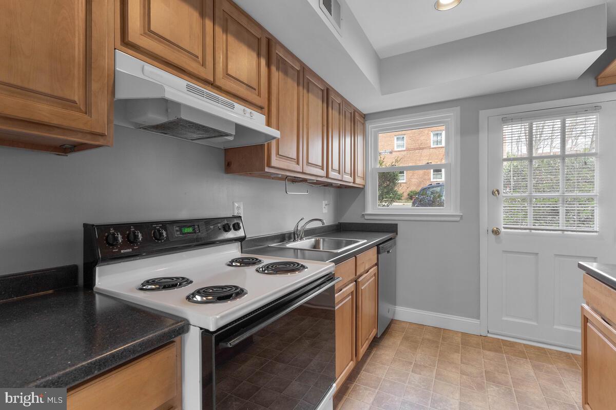 8603 Geren Road, Unit 257 Silver Spring, MD 20901 - Photo 15 of 36 Kitchen w/2nd Door to front Walkway