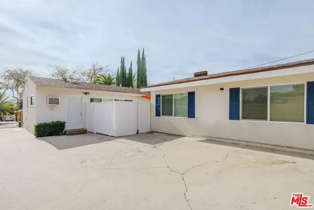 a view of a house with backyard and roof