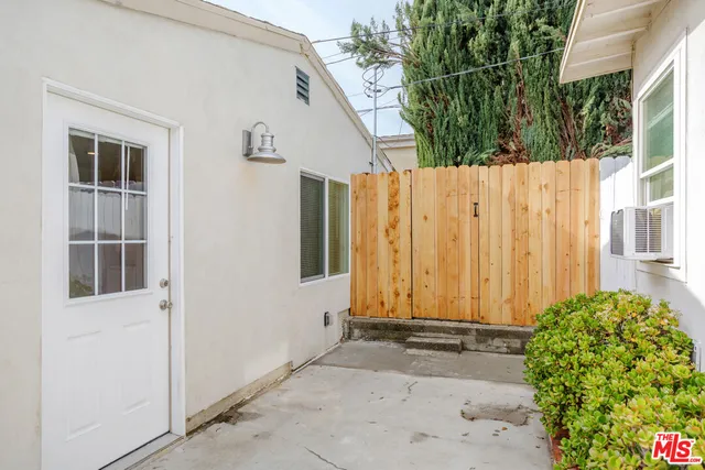 a view of a house with backyard and garden