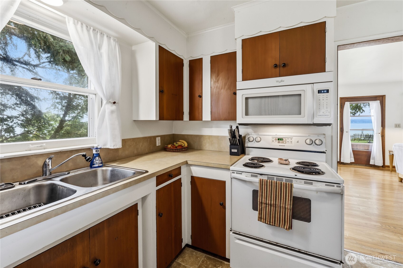 23932 Jefferson Point Road Northeast Kingston, WA 98346 - Photo 17 of 40 Gallery Image 17