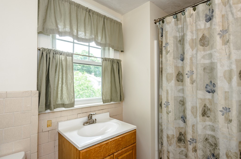 40 Wedgewood Road Newton, MA 02465 - Photo 11 of 17