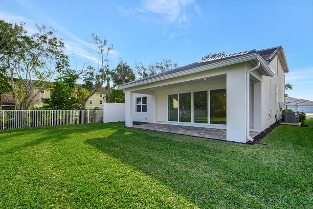a view of a house with backyard and garden