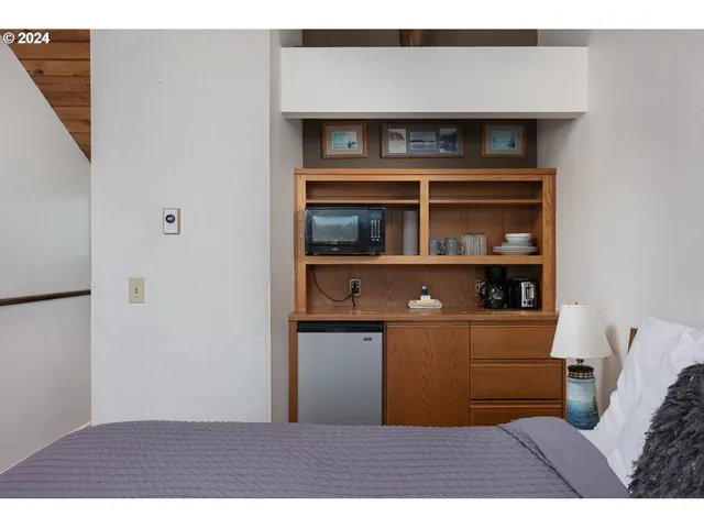 $275,000 | 1000 Southeast Bay Blvd. Boulevard, Unit 202/302, Newport, OR 97365