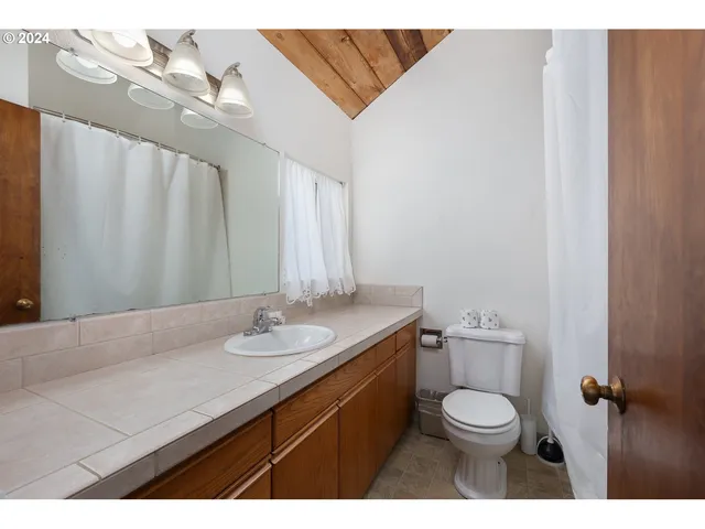 $275,000 | 1000 Southeast Bay Blvd. Boulevard, Unit 202/302, Newport, OR 97365