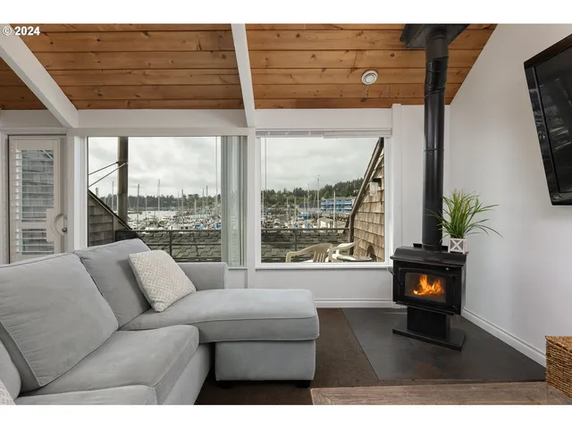 $275,000 | 1000 Southeast Bay Blvd. Boulevard, Unit 202/302, Newport, OR 97365