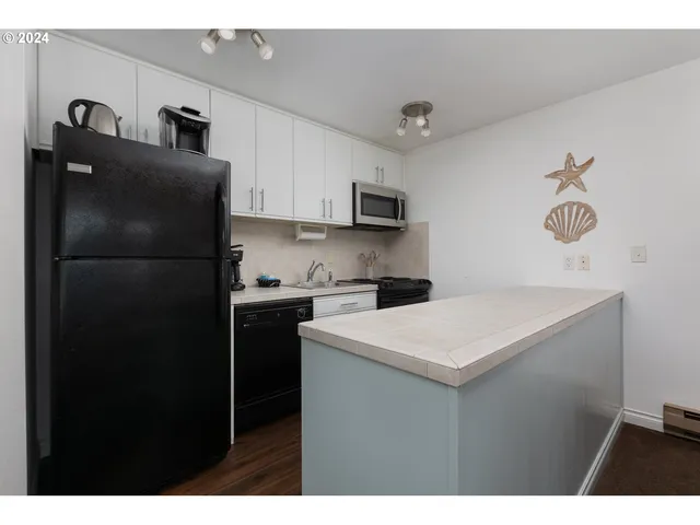 $275,000 | 1000 Southeast Bay Blvd. Boulevard, Unit 202/302, Newport, OR 97365