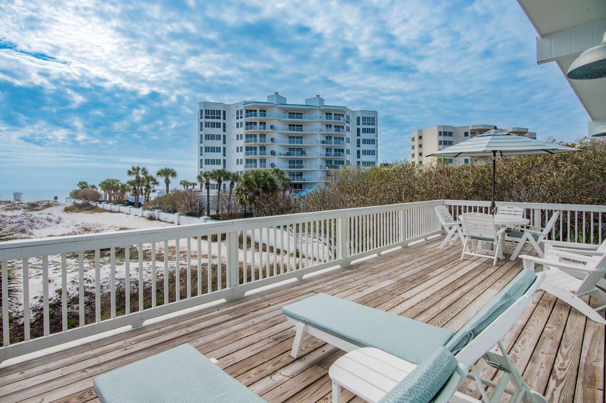 320 Gulf Shore Drive Destin, FL 32541 - Photo 36 of 46 a balcony with wooden floor and city view