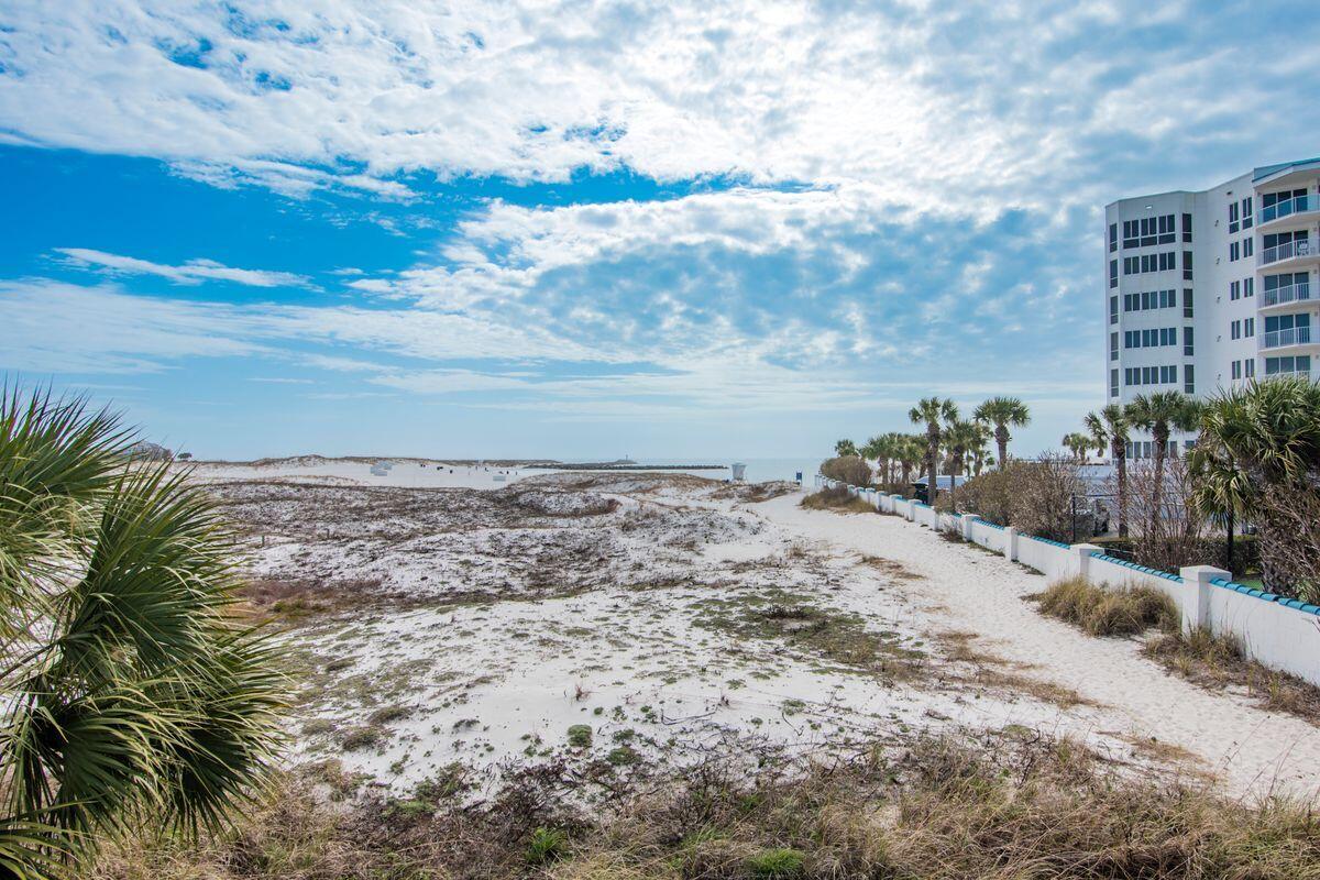 320 Gulf Shore Drive Destin, FL 32541 - Photo 44 of 46 a view of a dry yard with wooden fence