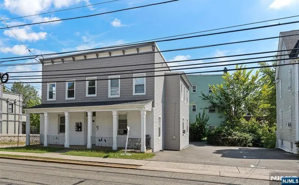$2,300 | 143 Valley Road, Unit 2L, Montclair, NJ 07042