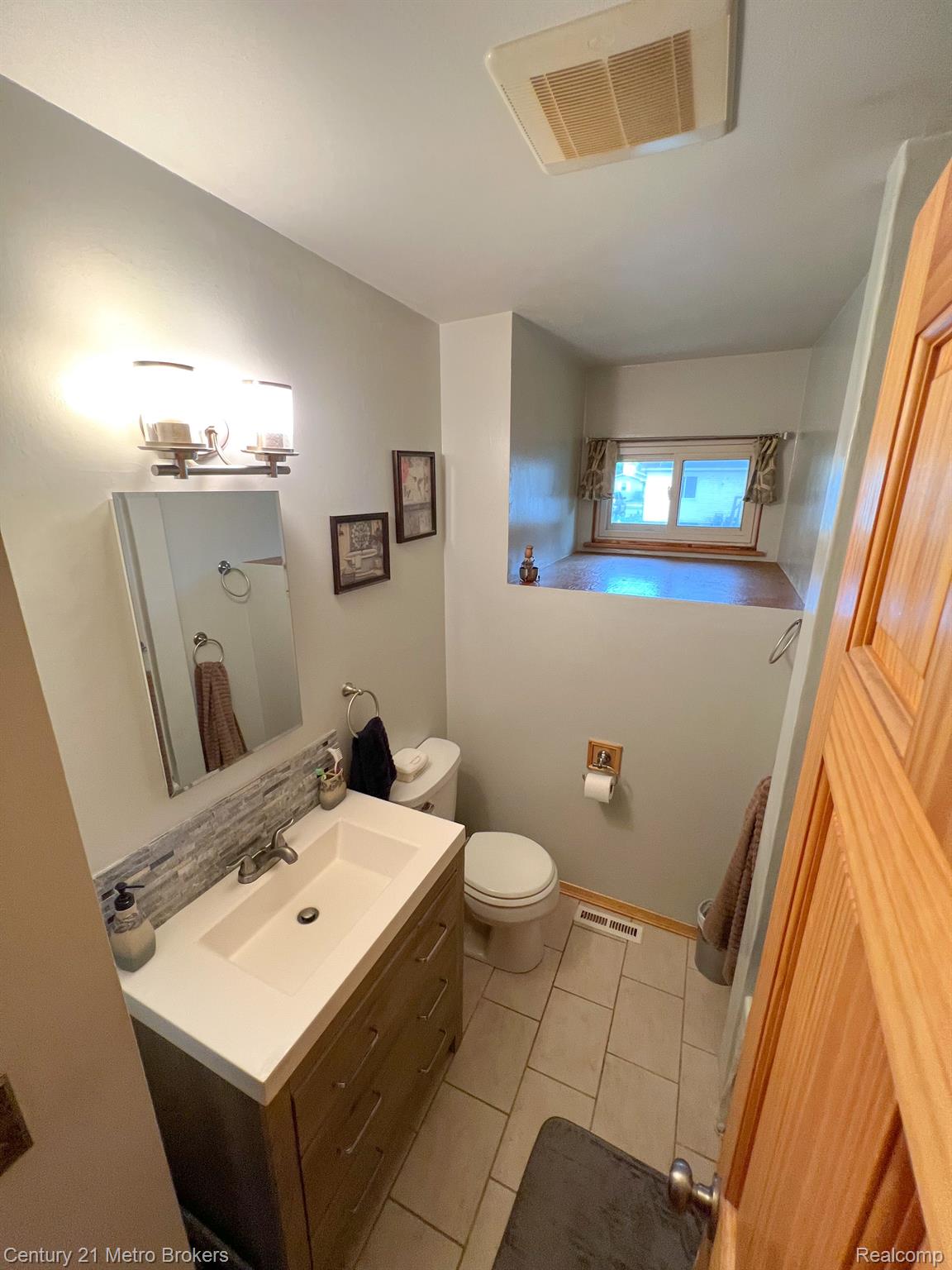 2732 Tiptree Path Flint, MI 48506 - Photo 9 of 17 Bathroom