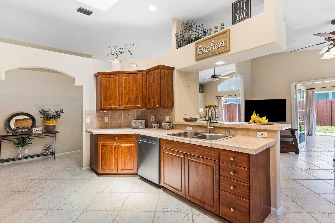 6063 Barbara Street Jupiter, FL 33458 - Photo 5 of 26 5