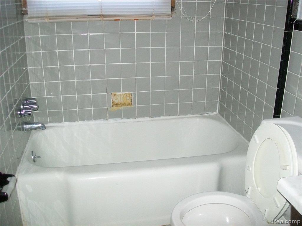 11310 Rutland Street Detroit, MI 48227 - Photo 8 of 10 bath