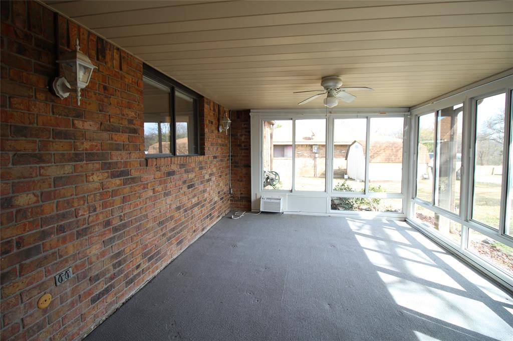 634 Ray Avenue DeSoto, TX 75115 - Photo 25 of 28 Unfurnished sunroom featuring a ceiling fan