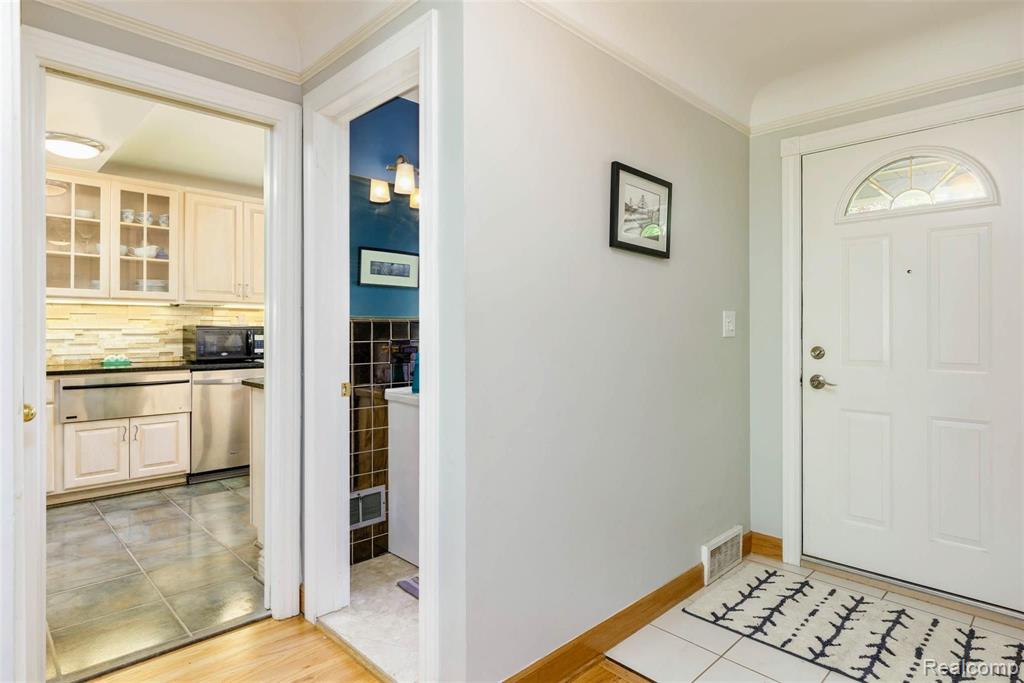 759 Shoreham Road Grosse Pointe Woods, MI 48236 - Photo 4 of 59