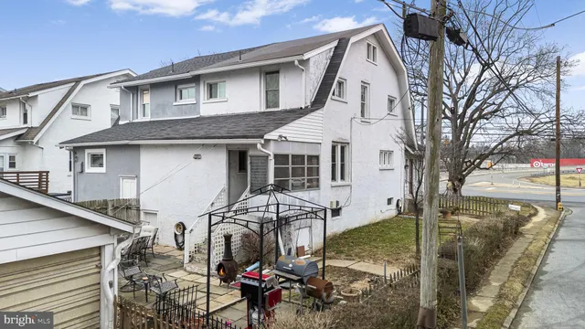 a view of a house with backyard
