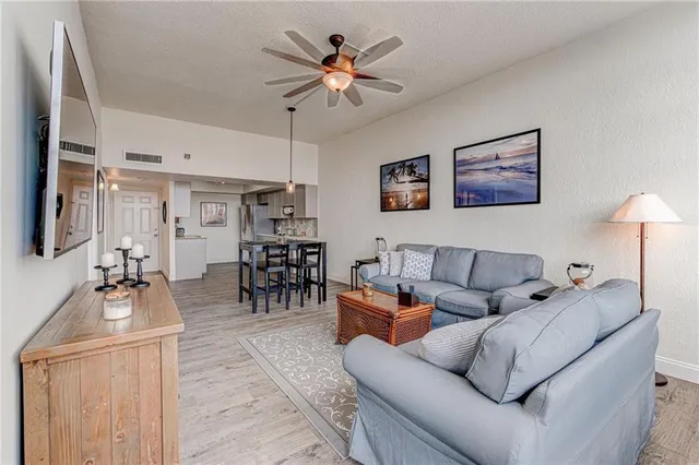 $190,000 | 1301 Northeast Miami Gardens Drive, Unit 1721W, Miami, FL 33179