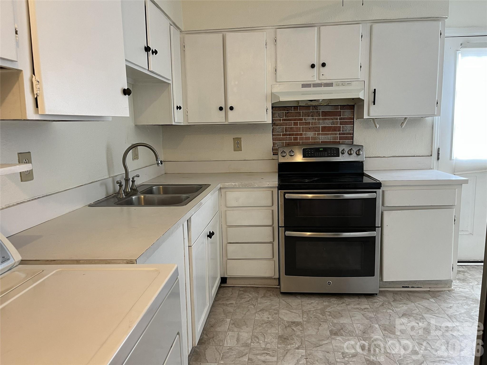 1911 Smoke Ridge Court, Unit 5 Charlotte, NC 28210 - Photo 5 of 16 a kitchen with cabinets appliances and a sink