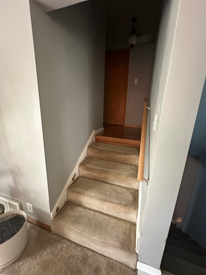 17871 Locust Street Lansing, IL 60438 - Photo 6 of 25 a view of entryway