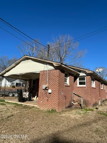 a view of a car park in front of house