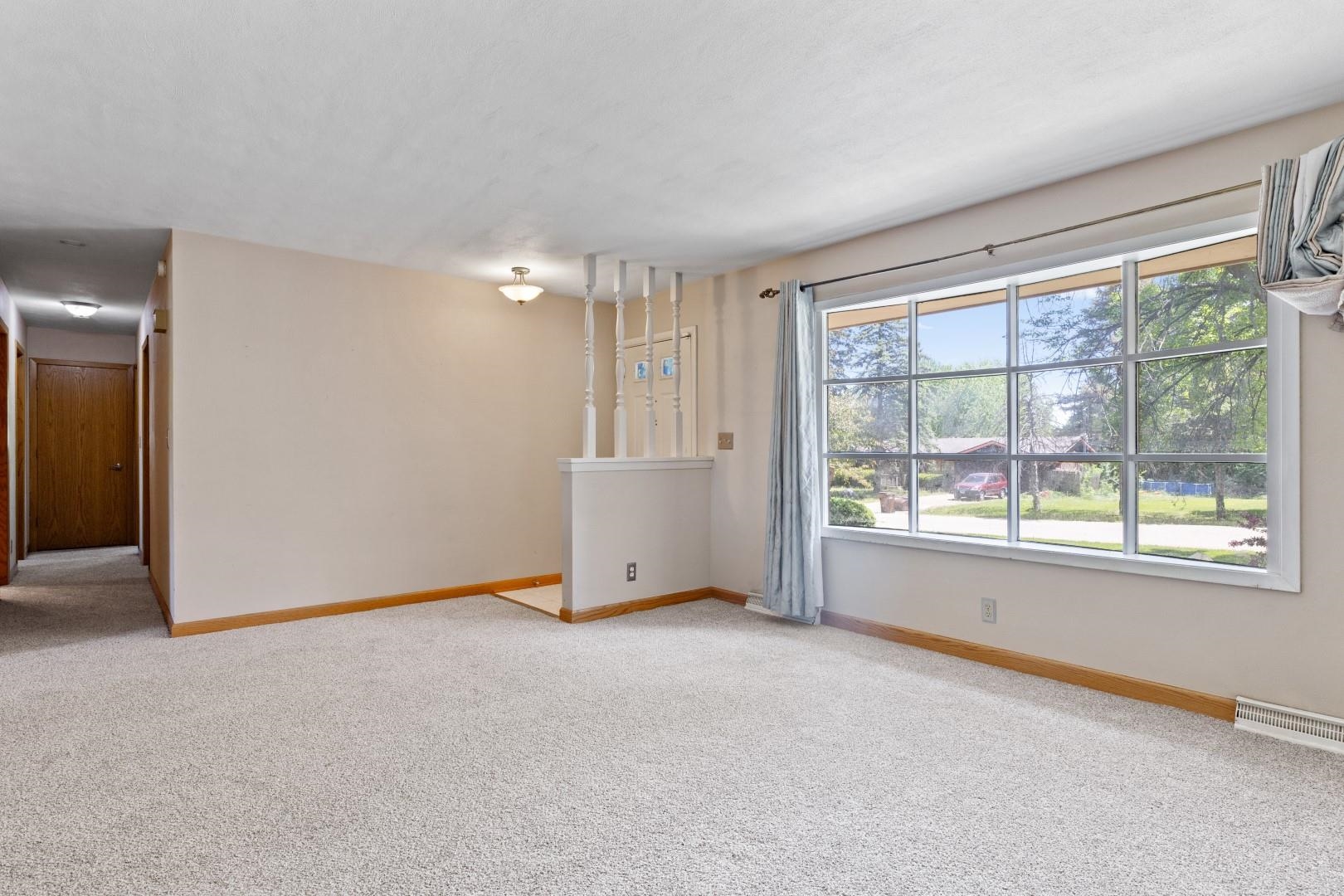 5864 Dover Road Rockford, IL 61109 - Photo 11 of 33 an empty room with windows and closet