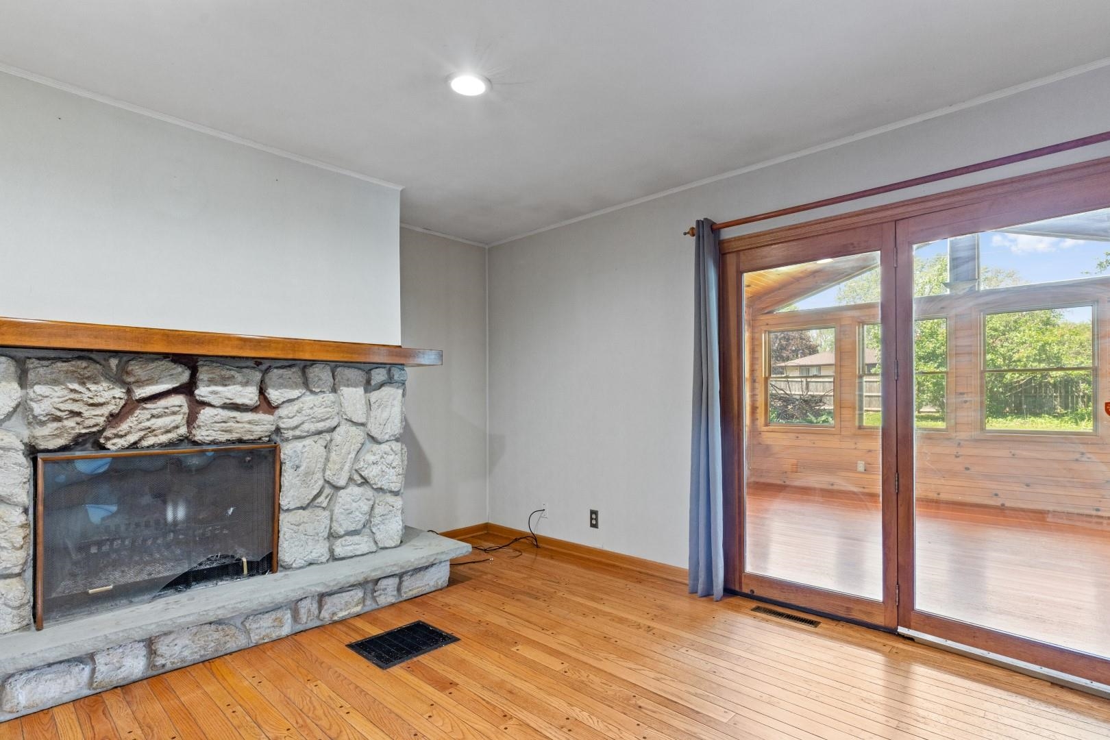 5864 Dover Road Rockford, IL 61109 - Photo 14 of 33 a view of front door