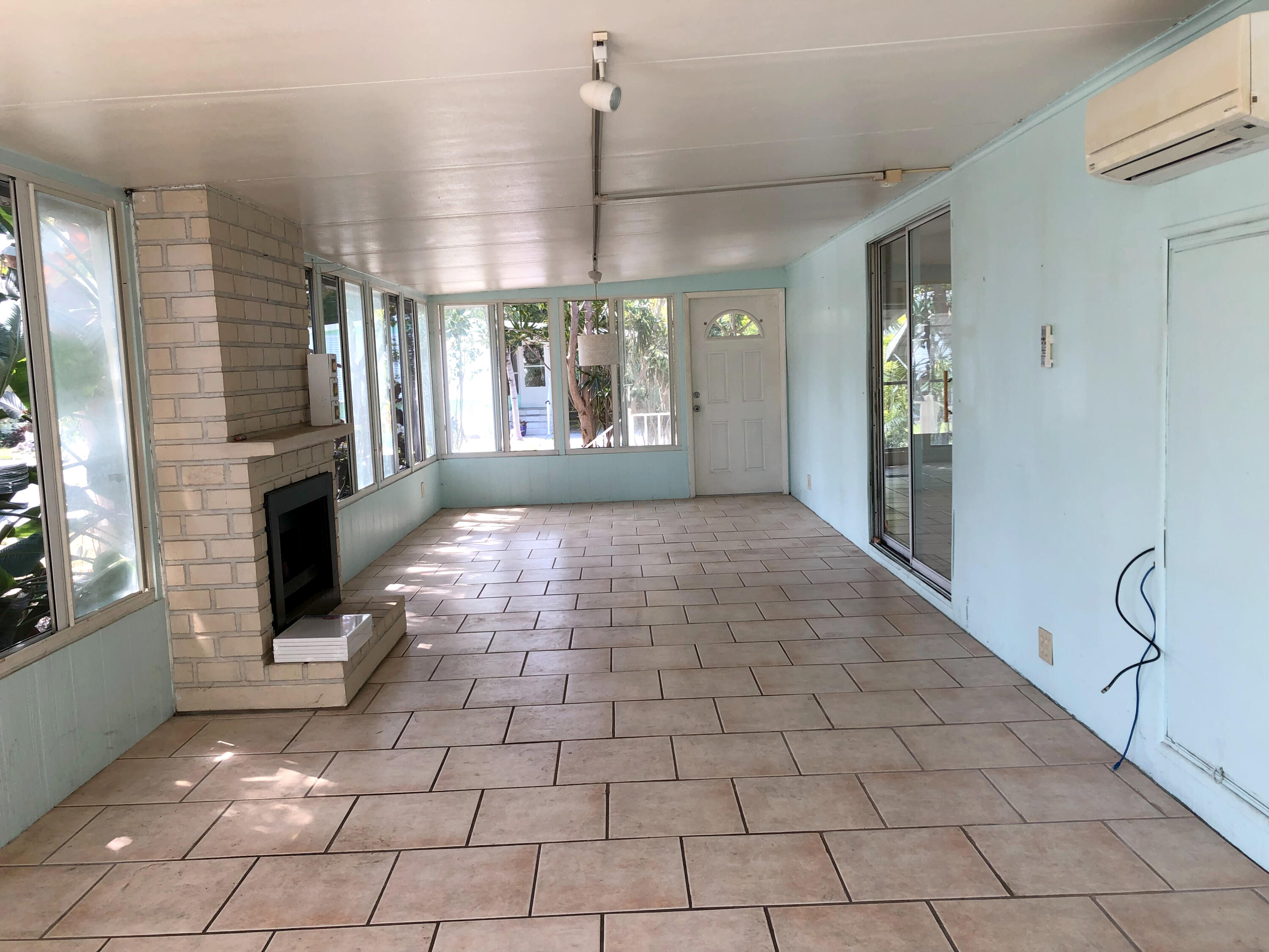 918 South Ruby Drive Key Largo, FL 33037 - Photo 20 of 57 SUNROOM - FIREPLACE