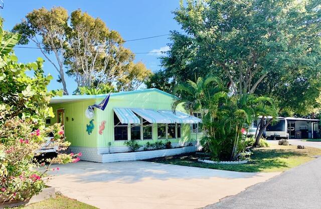 918 South Ruby Drive Key Largo, FL 33037 - Photo 4 of 19 FRONT OF HOME SHOWING DRIVEWAY