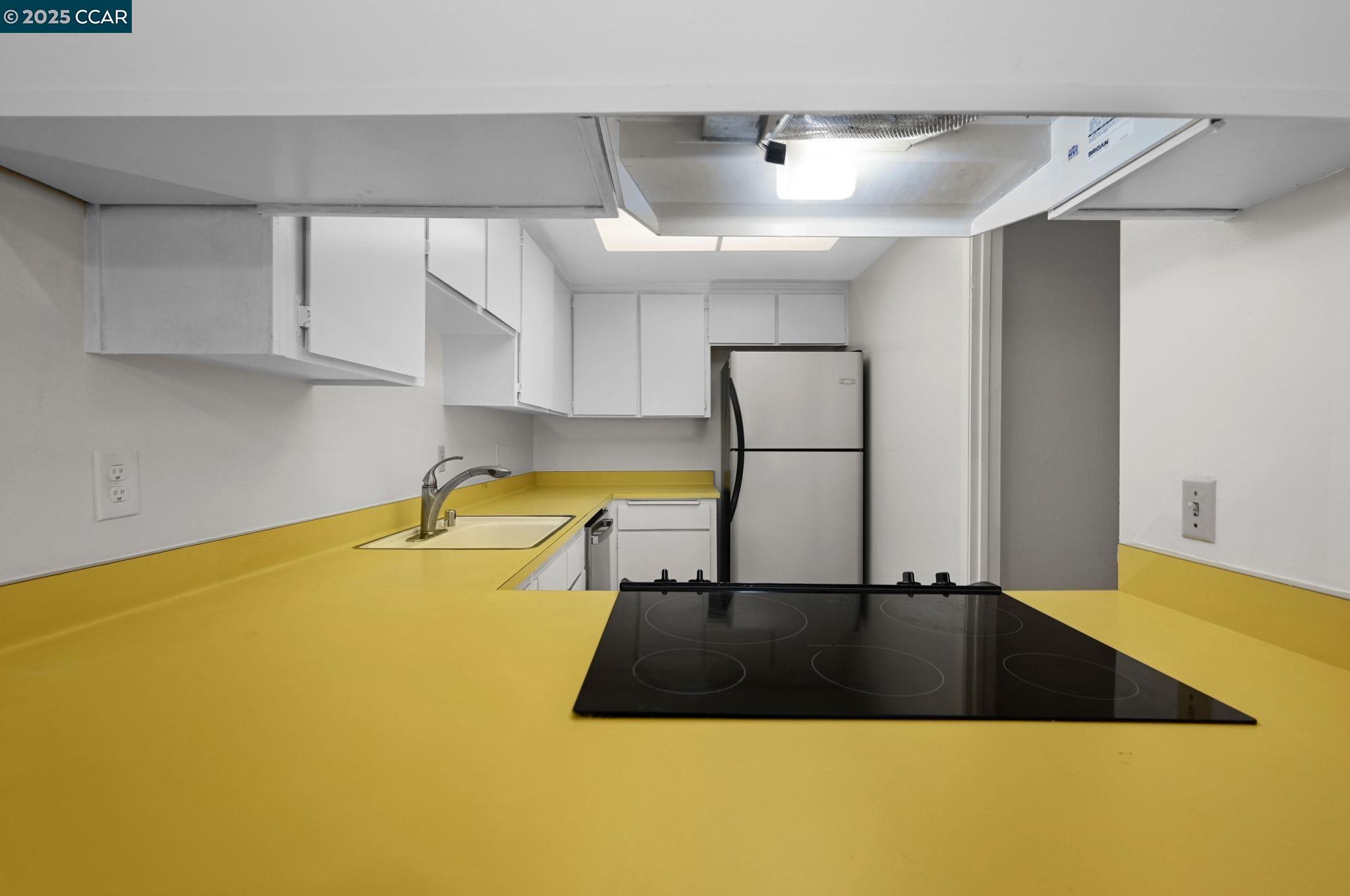 412 Carillo Court San Ramon, CA 94583 - Photo 13 of 28 a picture of a room with a swimming pool