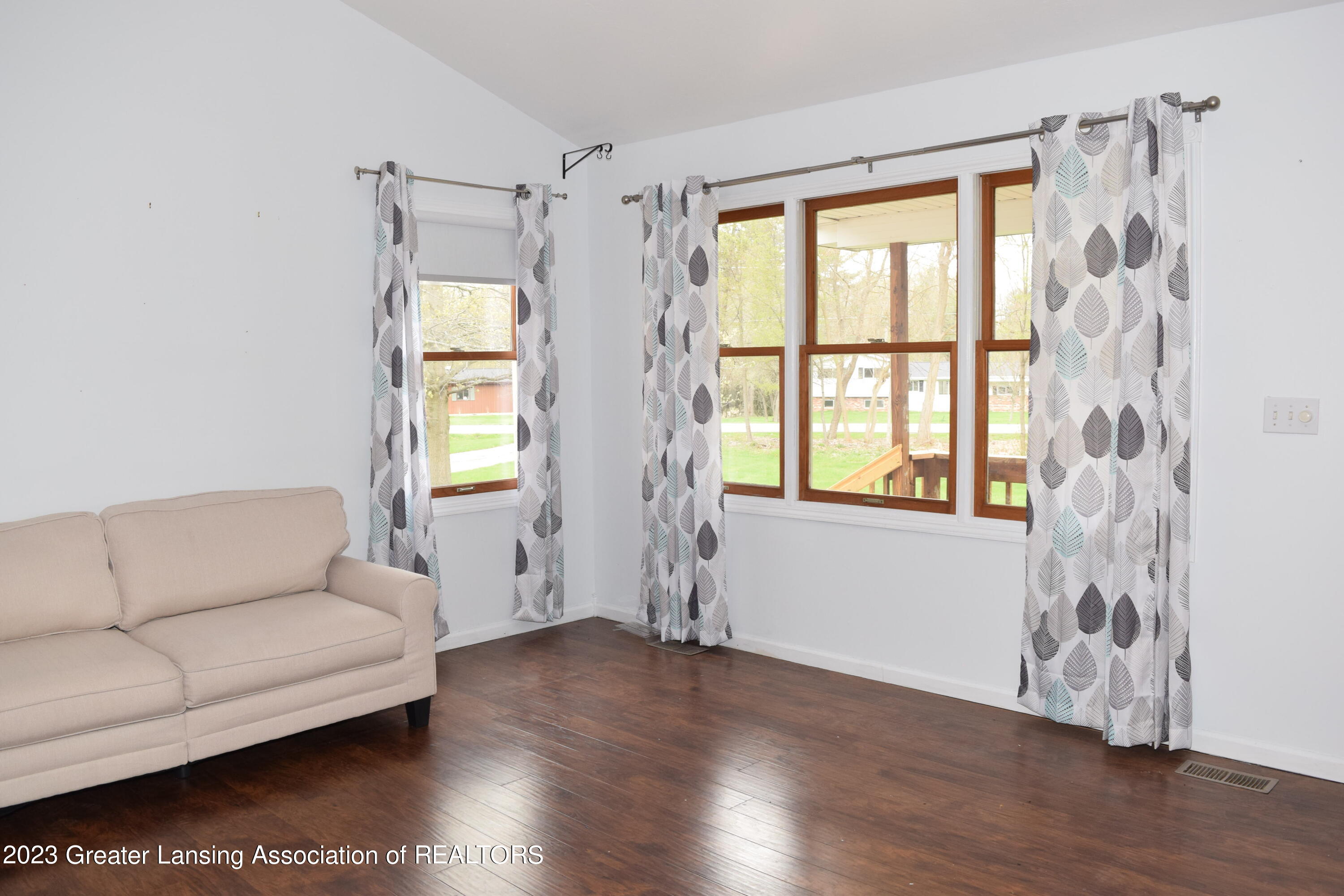 9129 Riverside Drive Grand Ledge, MI 48837 - Photo 8 of 55 DSC_0092