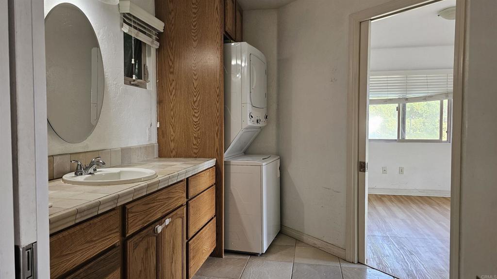 735 Avocado Court, Unit GUEST HOUSE Del Mar, CA 92014 - Photo 5 of 12 a spacious bathroom with a double vanity sink and a mirror