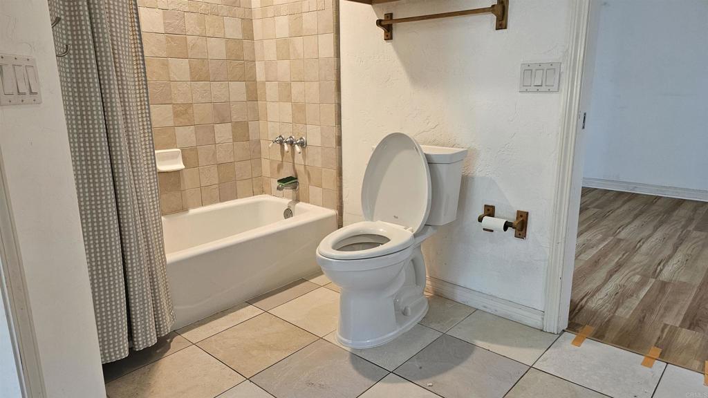735 Avocado Court, Unit GUEST HOUSE Del Mar, CA 92014 - Photo 6 of 12 a bathroom with a bathtub and toilet