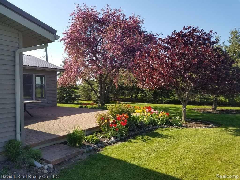 9222 Oeschger Road Sebewaing, MI 48759 - Photo 20 of 25 9222OeschgerDeckWithFlowers.jpg