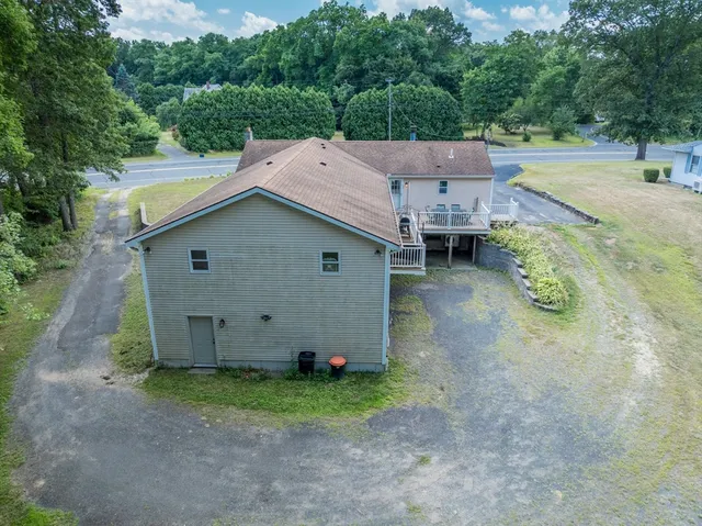 a view of a backyard