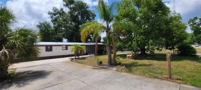 a view of a house with backyard and plants