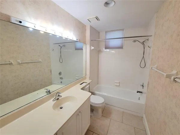 $2,400 | 4220 Pinebrook Circle, Unit 14, Bradenton, FL 34209