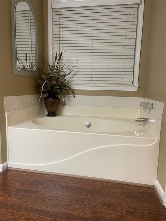 103 Live Oak Court Dallas, GA 30157 - Photo 11 of 25 a bathroom with a bathtub